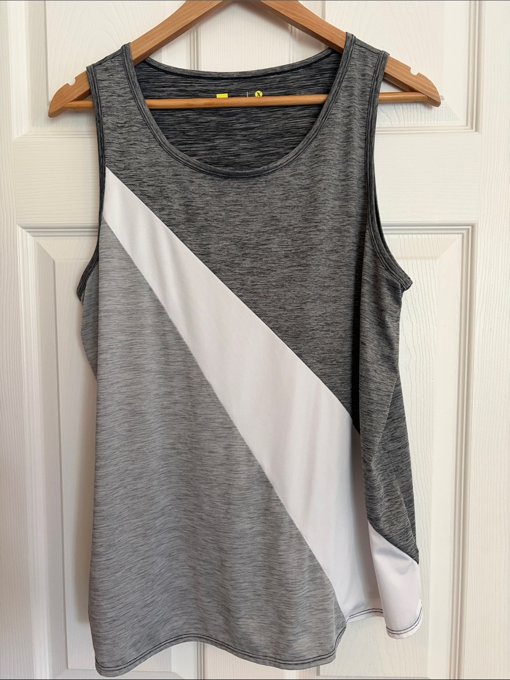 Women’s Xersion Grey and White Diagonal Athletic Tank Top, size XL